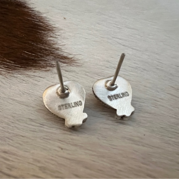 ❤️ Queen Pink Conch Heart Shaped Stud Earrings Matte Brushed Sterling Silver - Picture 4 of 14